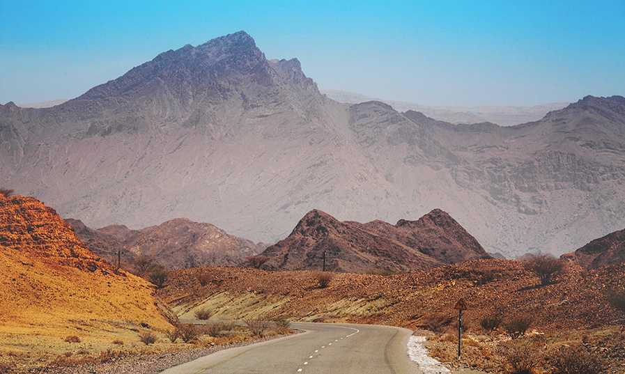 photo of oman, sur, road and desert in Sur, Oman