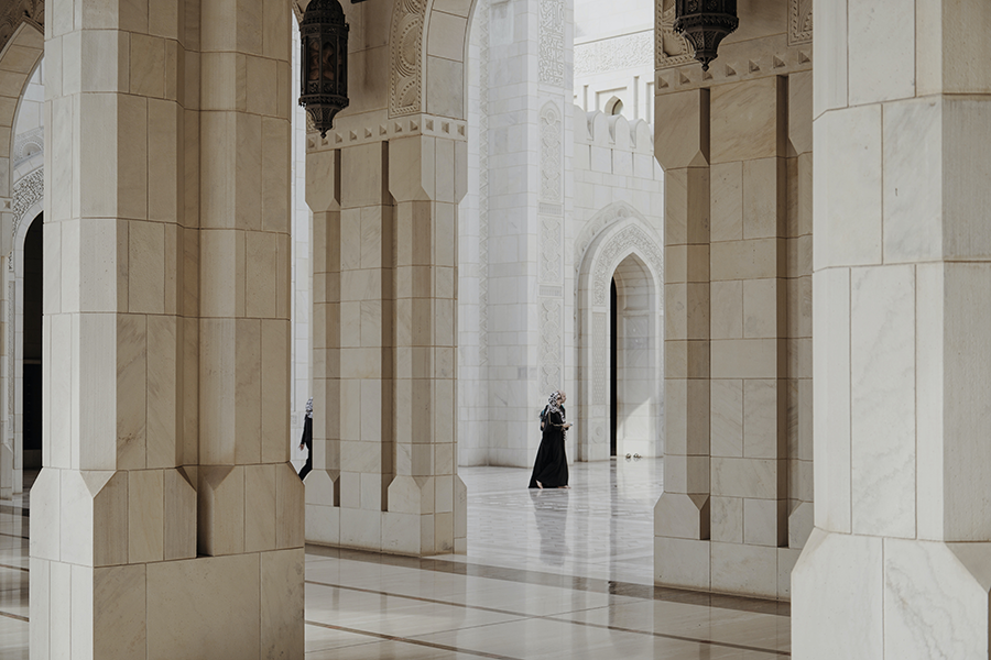 photo of oman, muscat, grey and sultan quaboos grand mosque in Maskat,